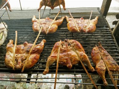 Pazar yerinde bir kömür ızgara üzerinde ızgara tavuk.