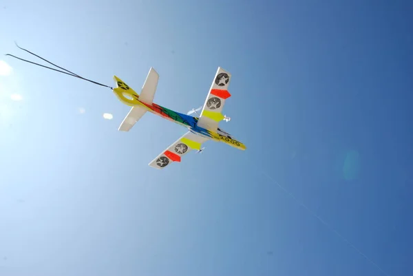 mavi gökyüzü arka plan ile uçak köpük oyuncak.