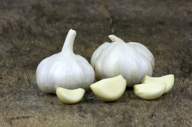 Ahşap zeminde yemek pişirmek için taze Sarımsak.