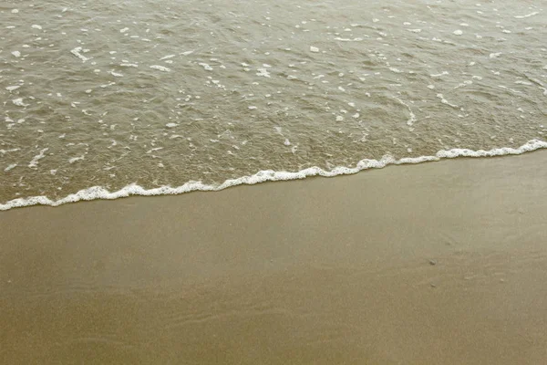 海滩上的波浪和沙子 — 图库照片