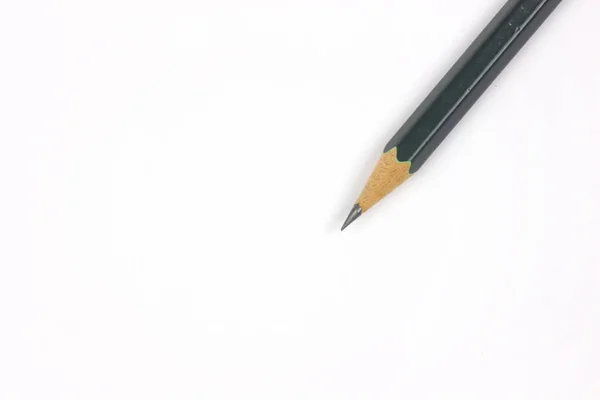 Ołówek z ostrzeniem na białym tle. — Zdjęcie stockowe