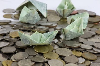 Tayland para para ları ve faturası gemilere katlanmış. Origami sanatı. Beyaz arka planda Tayland Para.