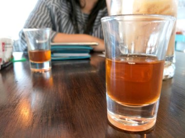 Cam bardak çay ahşap tablo.