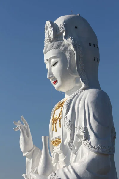 Kuan Yin kép a buddha, a tiszta ég a háttérben. — Stock Fotó