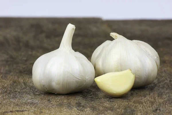 Frischer Knoblauch zum Kochen auf Holzböden. — Stockfoto