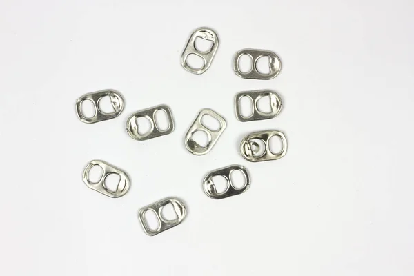Visão superior do anel de alumínio puxar no papel branco Fundo . — Fotografia de Stock
