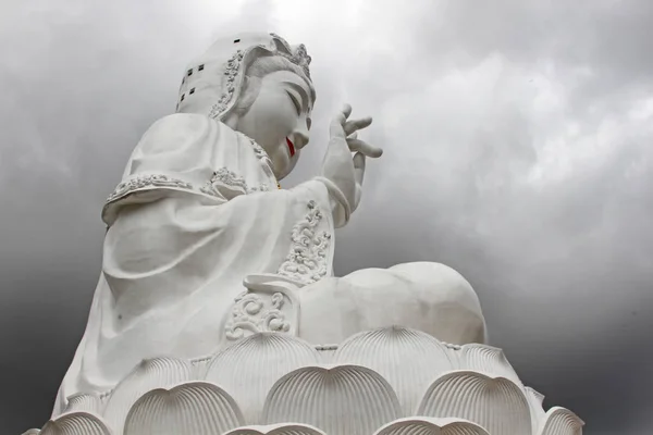 Kuan Yin imagen de buddha con cielo despejado en el fondo . — Foto de Stock