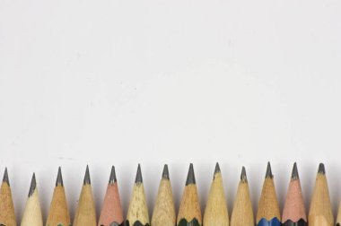 Beyaz kağıt arka planda keskinleştirme ile kalem.