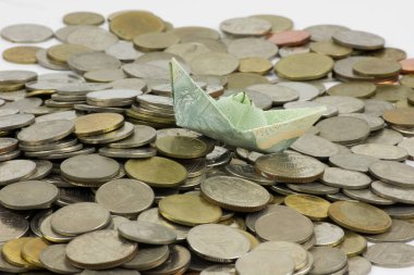 Tayland para para ları ve faturası gemilere katlanmış. Origami sanatı. Beyaz arka planda Tayland Para.