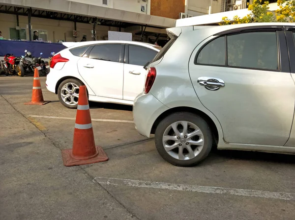 バンコク 月01 2019 駐車場 で他の車の駐車場で白い車の背面または背面側 — ストック写真