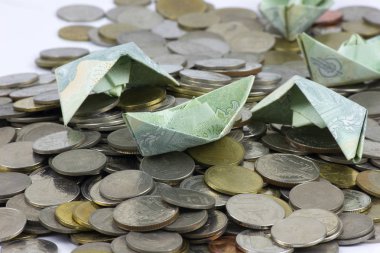 Tayland para para ları ve faturası gemilere katlanmış. Origami sanatı. Beyaz arka planda Tayland Para.