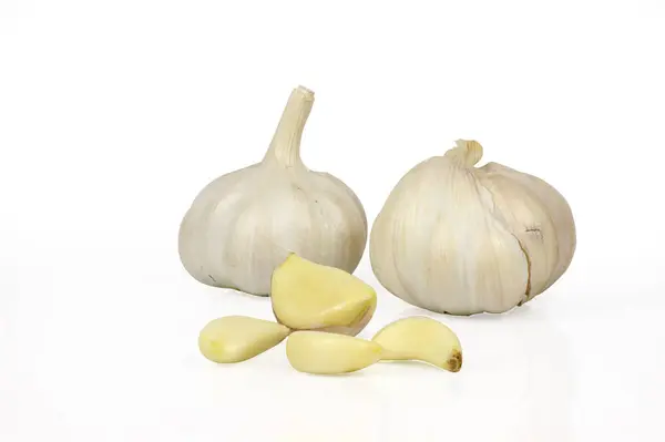 Frischer Knoblauch auf weißem Hintergrund mit Cipping Pfad. — Stockfoto