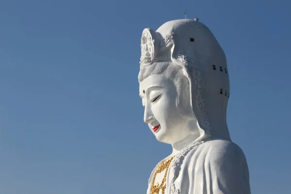 Kuan Yin imagen de buddha con cielo despejado en el fondo . —  Fotos de Stock