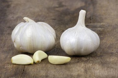 Ahşap zeminde yemek pişirmek için taze Sarımsak.