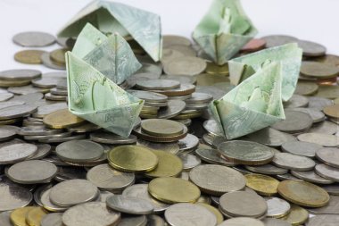 Tayland para para ları ve faturası gemilere katlanmış. Origami sanatı. Beyaz arka planda Tayland Para.