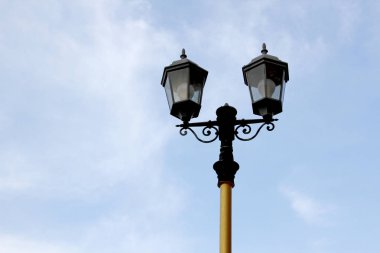 Lamba çelik direk Gökyüzü arka plan üzerinde ayarlayın.