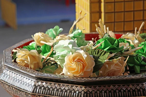 Paper flowers "Dok Mai Chan (Thai name of this flower)" on the b — Stock Photo, Image