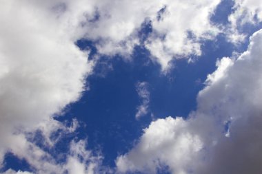 Parlak mavi gökyüzü arka plan üzerinde bulutlar.