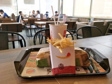 Bangkok, Tayland - 30 Mart 2019: Burger King menüsü 