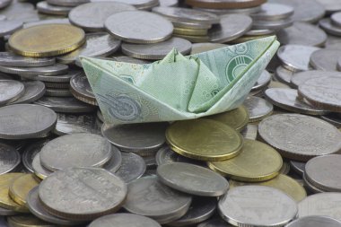 Tayland para para ları ve faturası gemilere katlanmış. Origami sanatı. Tayland'dan para.
