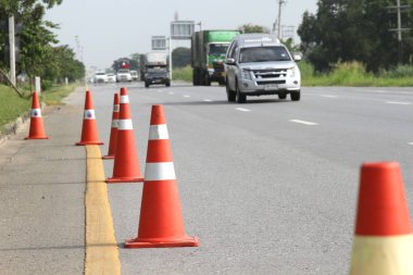 Turuncu trafik koni