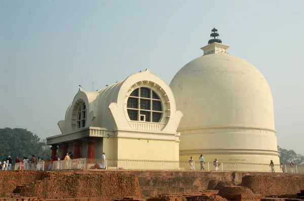 Parinibbana Stupa en tempel, Kushinagara, India — Stockfoto