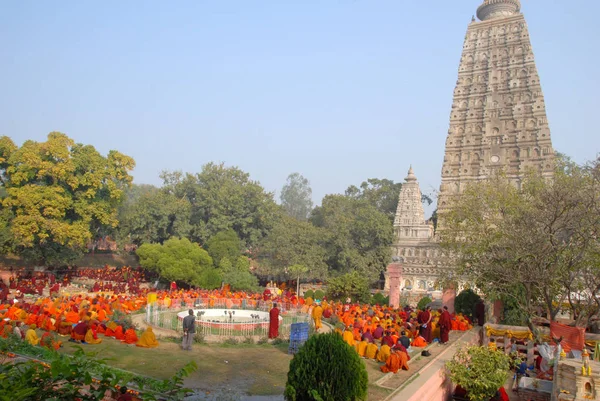 Män som ber i en Park nära det buddhistiska templet — Stockfoto