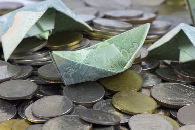 Tayland para para ları ve faturası gemilere katlanmış. Origami sanatı. Tayland'dan para.