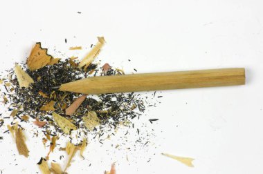 beyaz Arka Plan üzerinde kalem ve ahşap talışlar.