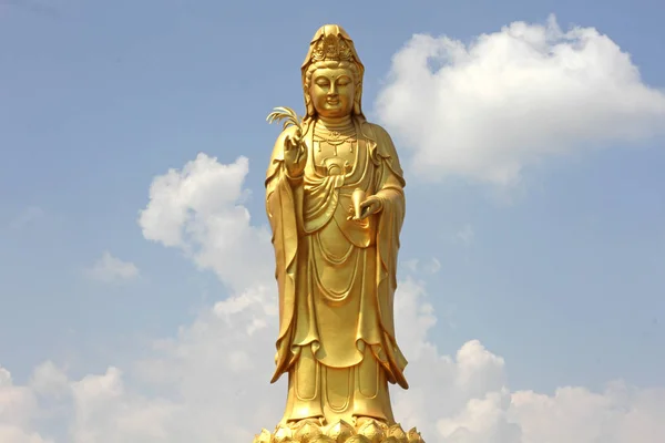 Estatua Guanyin Oro Sobre Fondo Cielo Claro — Foto de Stock