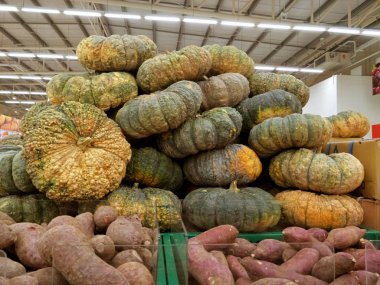 pazar yerinde kabak çok.