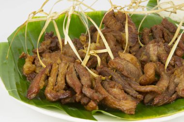 Beyaz arka planda kurutulmuş kızarmış domuz eti kapatın