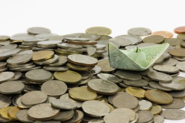 Tayland para para ları ve faturası gemilere katlanmış. Origami sanatı. Beyaz arka planda Tayland Para.