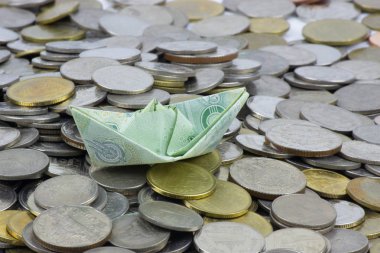 Tayland para para ları ve faturası gemilere katlanmış. Origami sanatı. Tayland'dan para.