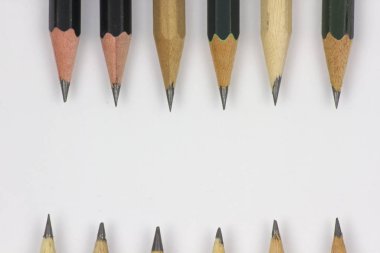 Beyaz kağıt arka planda keskinleştirme ile kalem.