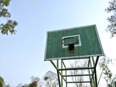 Mavi gökyüzü arka plan karşı eski sepet çember.