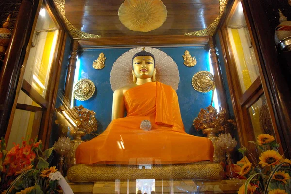 Zlatý Buddha uvnitř Mahabodhi chrámu, Bodhgaya, Bihár, Indie. — Stock fotografie