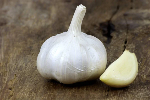 Frischer Knoblauch zum Kochen auf Holzböden. — Stockfoto