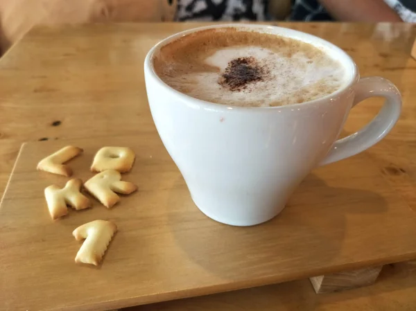 Mattina Caffè Latte Tazza Bianca Caffetteria Tavolo Legno — Foto Stock