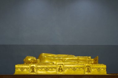 Wat Mahaparinirvana Tapınağı Kusinara de Buda altın heykeli