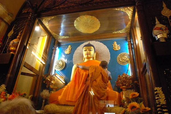 Zlatý Buddha uvnitř Mahabodhi chrámu, Bodhgaya, Bihár, Indie. — Stock fotografie