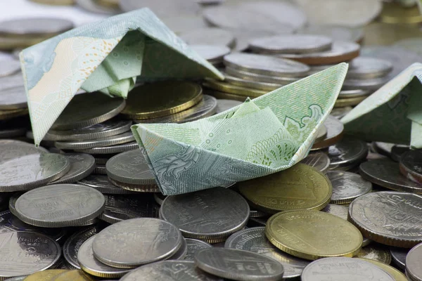 Tayland para para ları ve faturası gemilere katlanmış. Origami sanatı. Tayland'dan para.