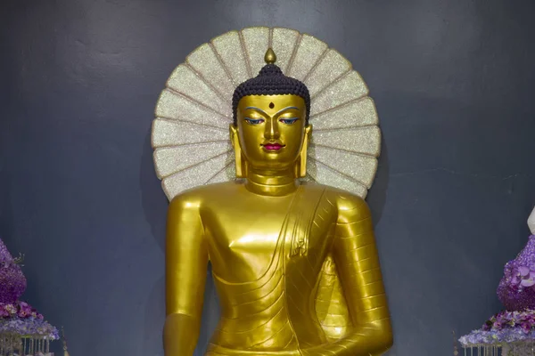 Překrásné sochy Buddhy v Mahabodhi Stupa Bodh Gaya v přívodové — Stock fotografie