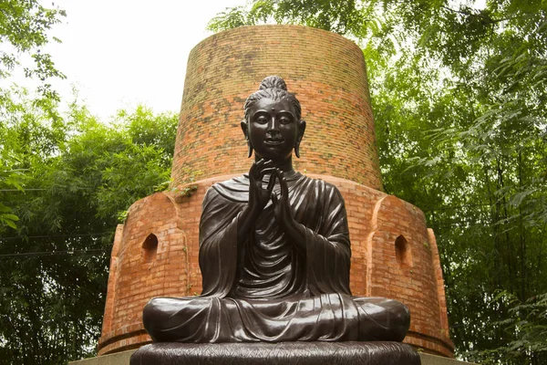 Dhamek Stupa önünde güzel Buda heykeli.