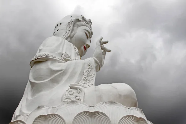 Kuan Yin Bild des Buddha mit klarem Himmel Hintergrund. — Stockfoto