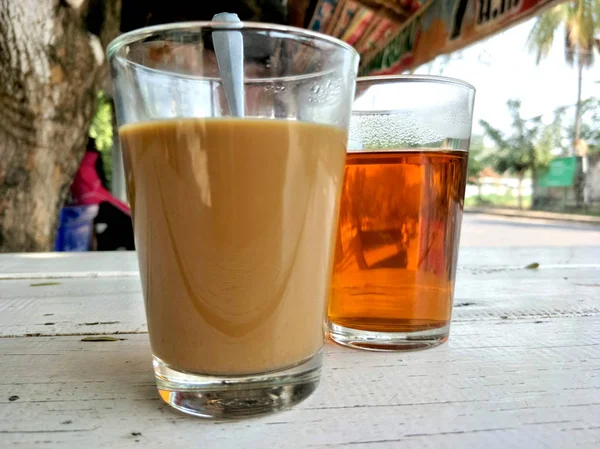 Caffè Caldo Servito Con Caldo Tavolo Legno Bianco — Foto Stock