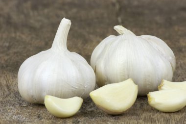 Ahşap zeminde yemek pişirmek için taze Sarımsak.