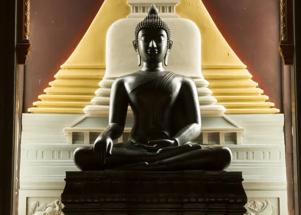 Hermosas estatuas de Buda en watpanyanantaram en Khlong Hok, Tailandia — Foto de Stock