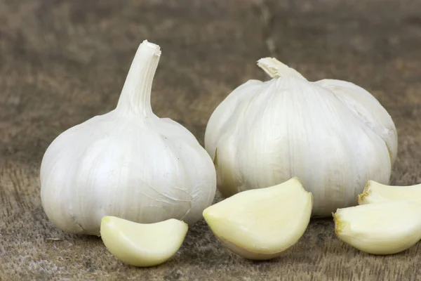 Frischer Knoblauch zum Kochen auf Holzböden. — Stockfoto