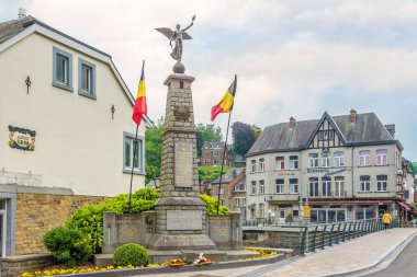 La Roche tr Ardenne, Belçika - 16,2018 - La Roche tr Ardenne Dünya Savaş Anıtı olabilir. Bir La Roche-en-Ardenne Ardennes en popüler turistik yerlerinden biridir.